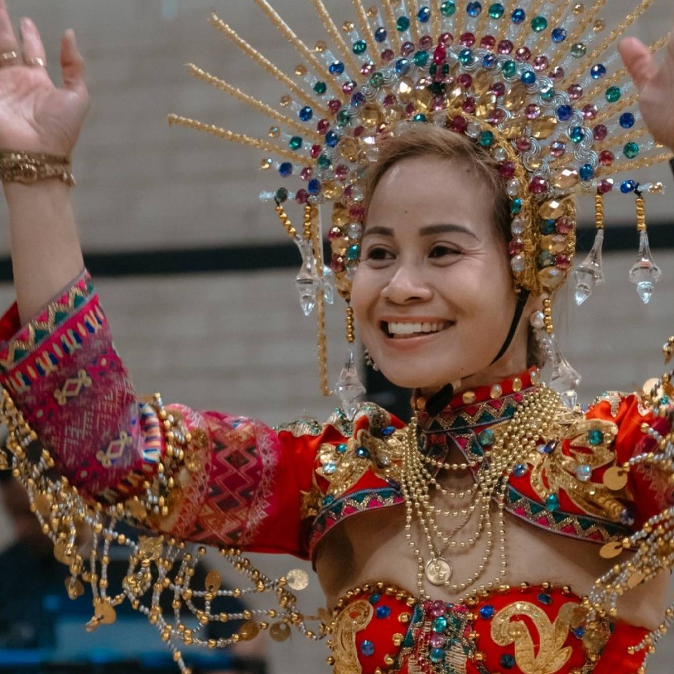 Creative Hearts United. Mrs Jocelyn Villar Hayes performed the “Pag-Apir”, a traditional dance of the Maranao people on the island of Mindanao, Philippines.